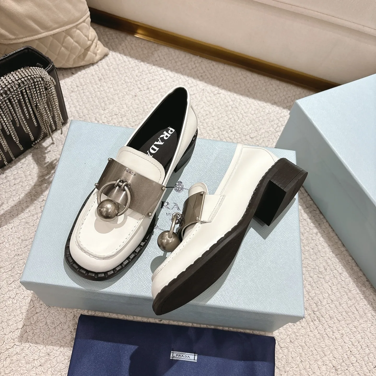 👟👟Ex-factory price 600👟👟 Prad✅Certified𝟐𝟎𝟐5𝙨𝙨 Early Spring Prada💯 #陈昊宇 Same style, many celebrity internet celebrities have the same style/medium-heeled British loafers, the metal buckle design adds a sense of sophistication, the overall shape is full of aura, and the British style small leather shoes are casual and high-end. Chen Haoyu’s same style/Prada25ss loafers! Fabric: Imported open edge beads Lining: Imported sheepskin Insole: Imported cowhide Women's model: Standard code 35-41 (customized at 40.41).  Color: black. light brown. white #陈昊宇 Same style Prada loafers # Temperament wear